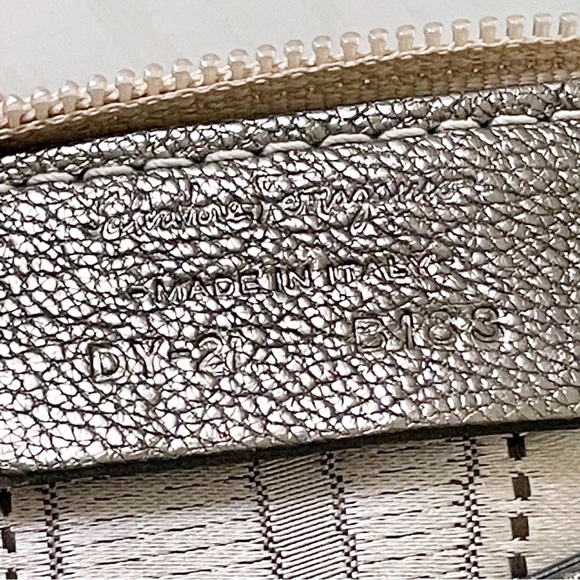 Salvatore Ferragamo metallic leather Gancini shoulder bag - Picture 11 of 11